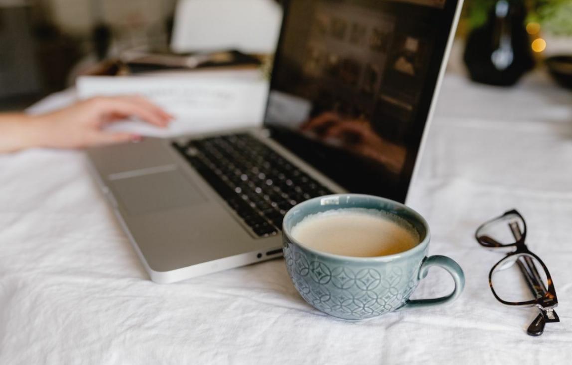 Рабочее пространство SEO-аудитора с инструментами анализа